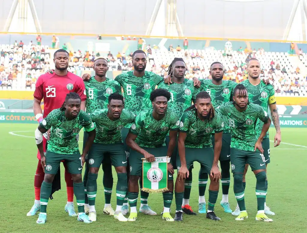 BREAKING: Super Eagles Ignores Presidential order, recite ‘Arise O’ Compatriot’ in Benin clash (VIDEO)